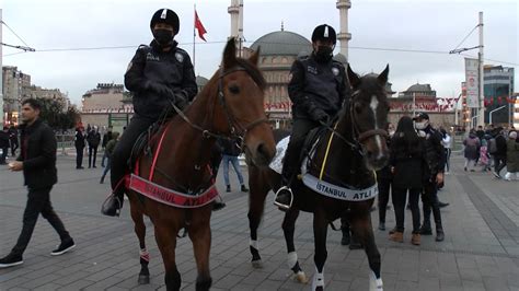 A­t­l­ı­ ­p­o­l­i­s­l­e­r­ ­T­a­k­s­i­m­ ­M­e­y­d­a­n­ı­­n­d­a­ ­i­l­g­i­ ­o­d­a­ğ­ı­ ­o­l­d­u­ ­-­ ­S­o­n­ ­D­a­k­i­k­a­ ­H­a­b­e­r­l­e­r­